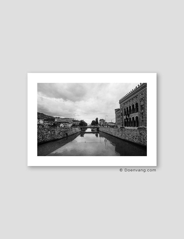 Sarajevo-floden vandret, sort og hvid | Bosnien 2021